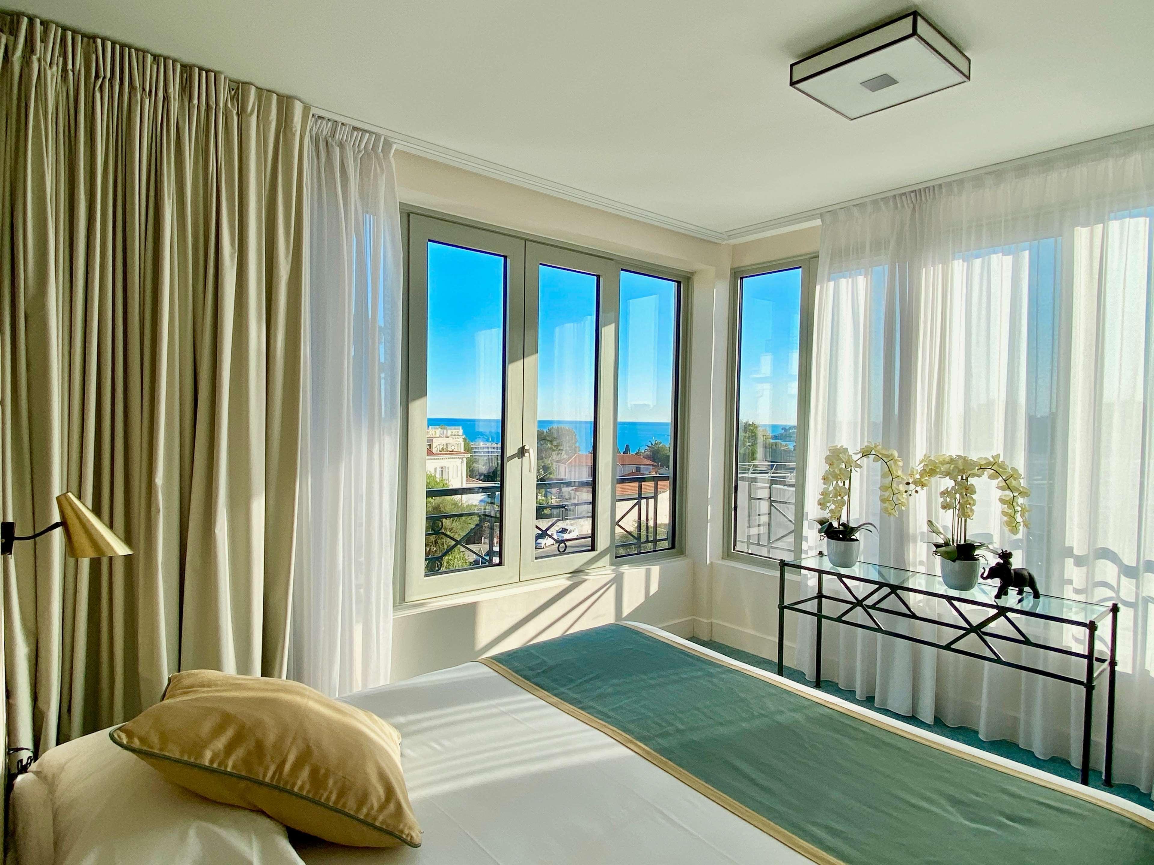Western Journel Juan-les-pins Hotel